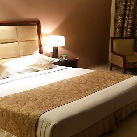 Godwin Hotel Meerut Buitenkant foto