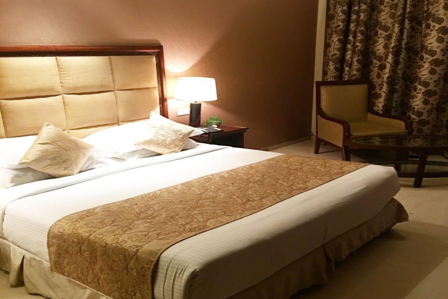 Godwin Hotel Meerut Buitenkant foto